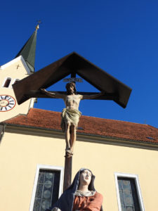 Altes Friedhofskreuz im Kirchhof